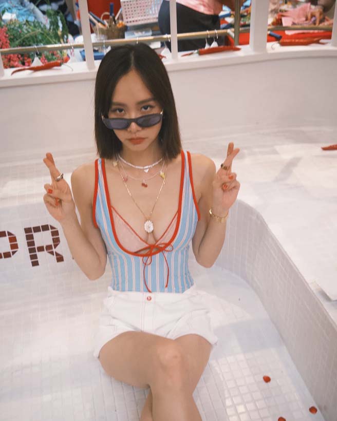 เต้ย จรินทร์พร กับแฟชั่นเซ็กซี่ ๆ แหวกอก ต้อนรับซัมเมอร์แบบฮอตฉ่า