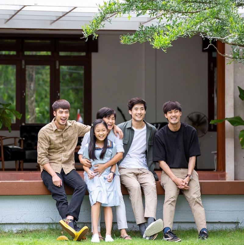 ครอบครัว ฉัตรบริรักษ์