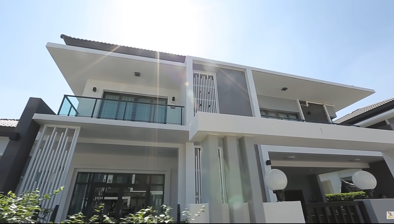 บอล เชิญยิ้ม