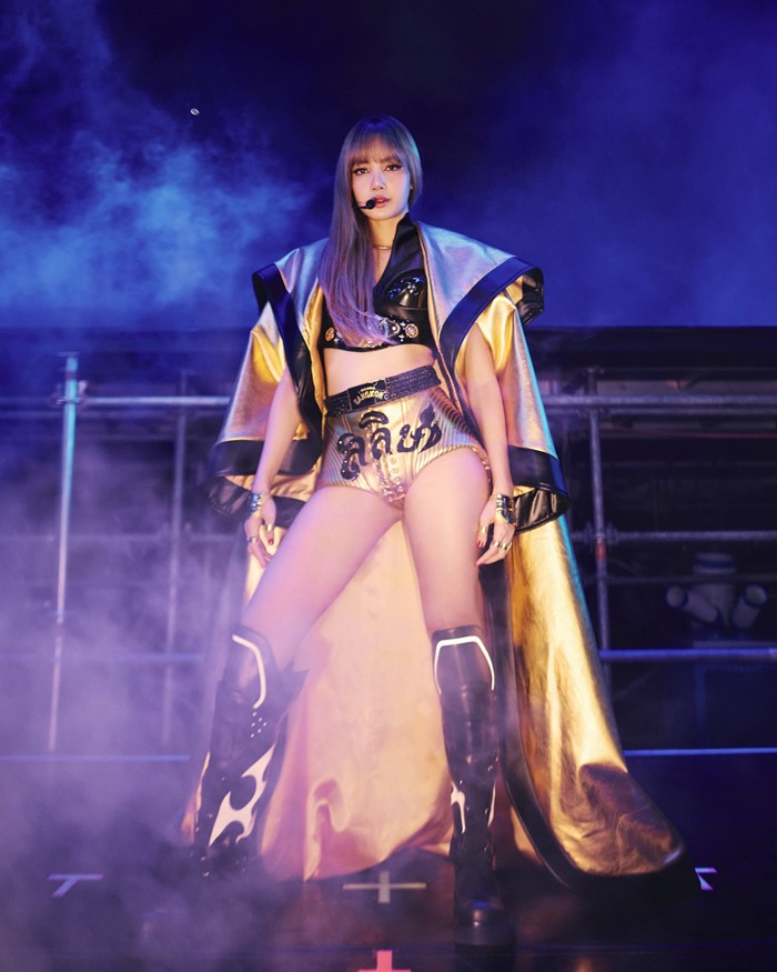 ลิซ่า สวยตาแตก อวดร่างทอง ในชุดทองฝีมือคนไทย 