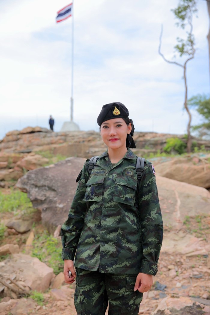 ผู้พันชมพู่ พ.อ.หญิง นุชระวี แจ่มจำรัส รองโฆษก ทบ. 