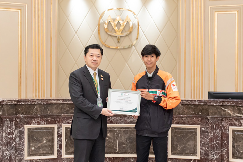 จักรพันธ์ จันทะแจ่ม ประวัติพนักงานเซเว่น ฮีโร่ช่วยแมวตกน้ำจนปลอดภัย