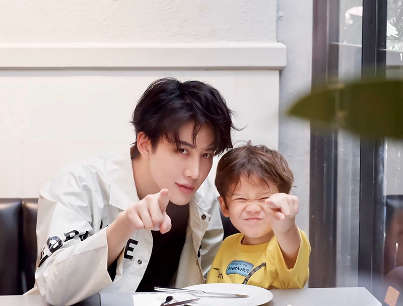 ไมค์ ซาร่า น้องแม็กซ์เวลล์