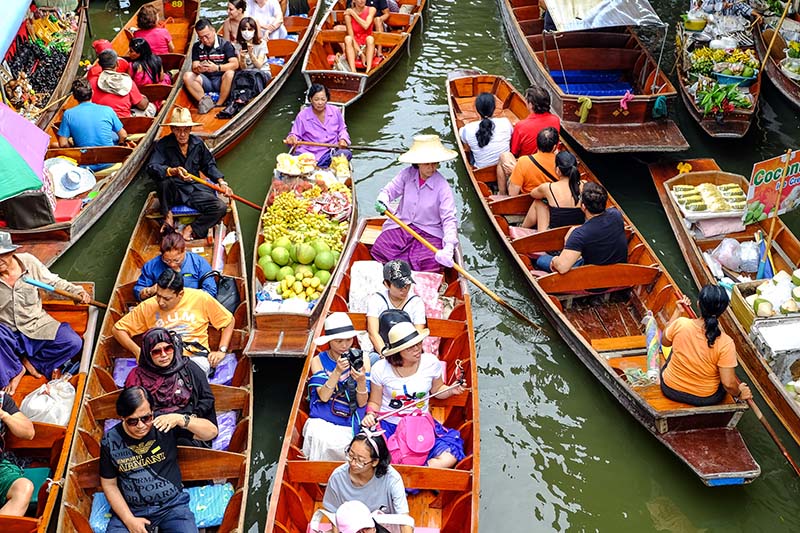บรรยากาศบนเรือเช่านำเที่ยวที่ตลาดน้ำดำเนินสะดวก ราชบุรี