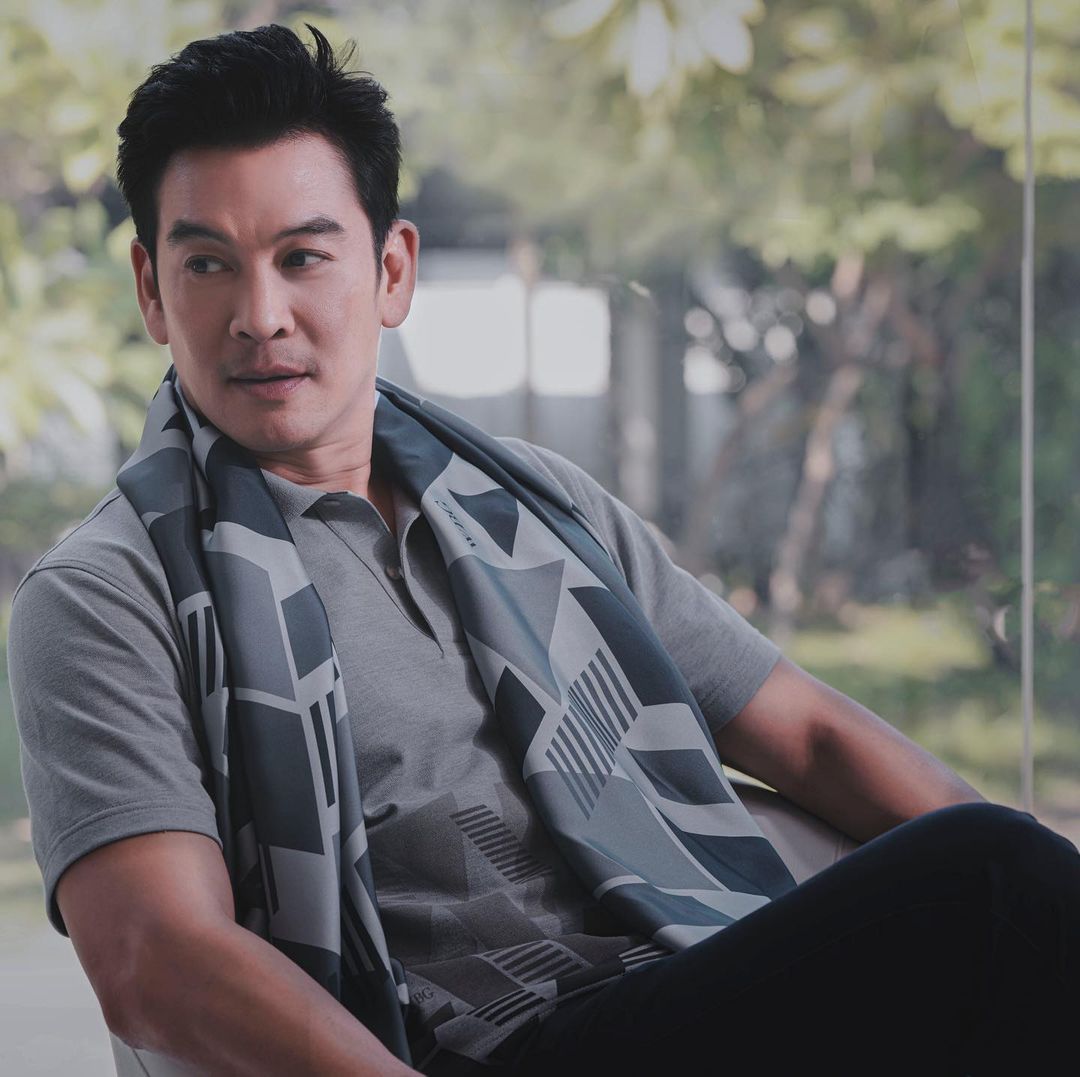 ชาคริต แย้มนาม