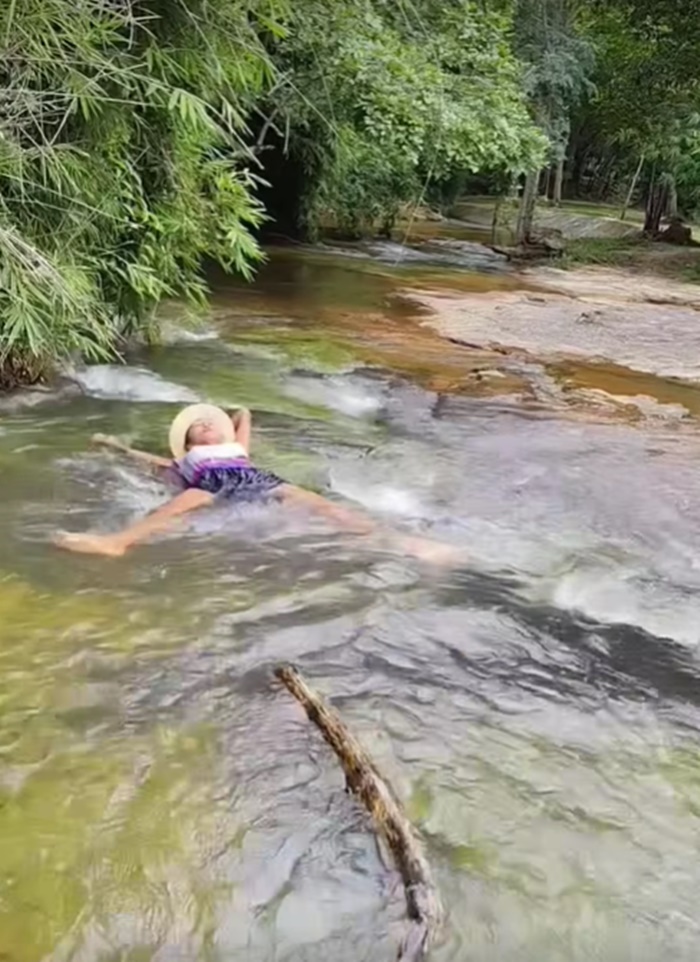 นอนแช่น้ำตก