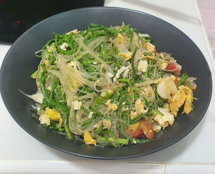 ผัดวุ้นเส้นชะอมไข่