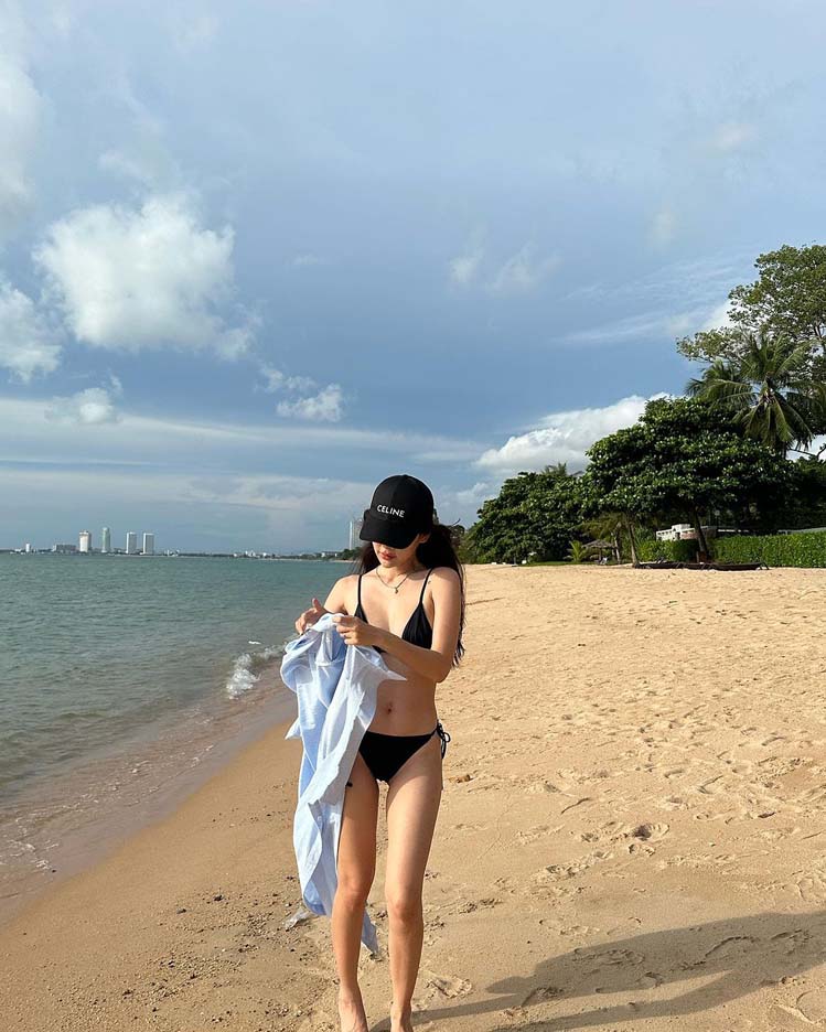 ปุ้มปุ้ย พรรณทิพา  ชุดว่ายน้ำ