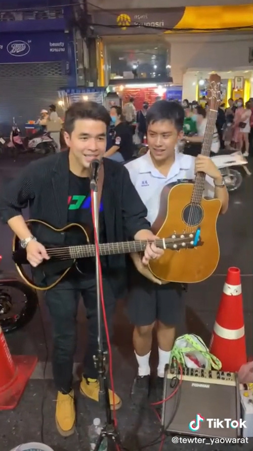 ว่าน ธนกฤต ร่วมแจมน้องนักเรียน 