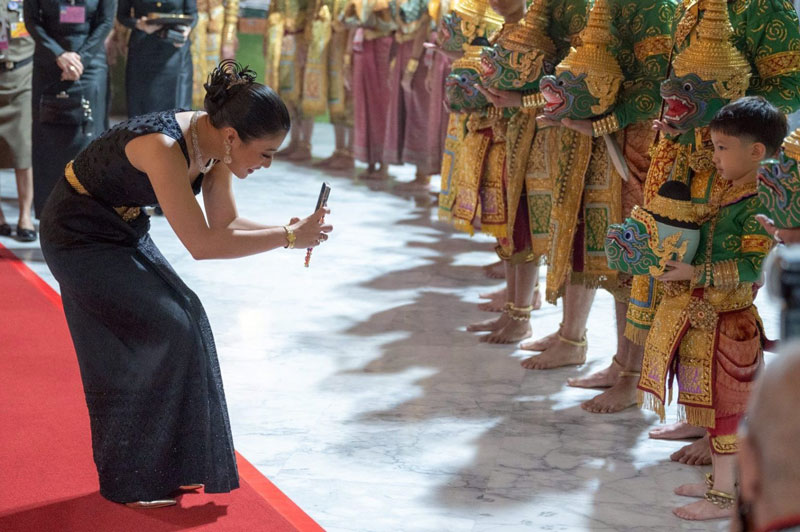 เจ้าฟ้าสิริวัณณวรีฯ ทรงฉลองพระองค์ชุดไทยดุสิต เสด็จไปทอดพระเนตรโขน