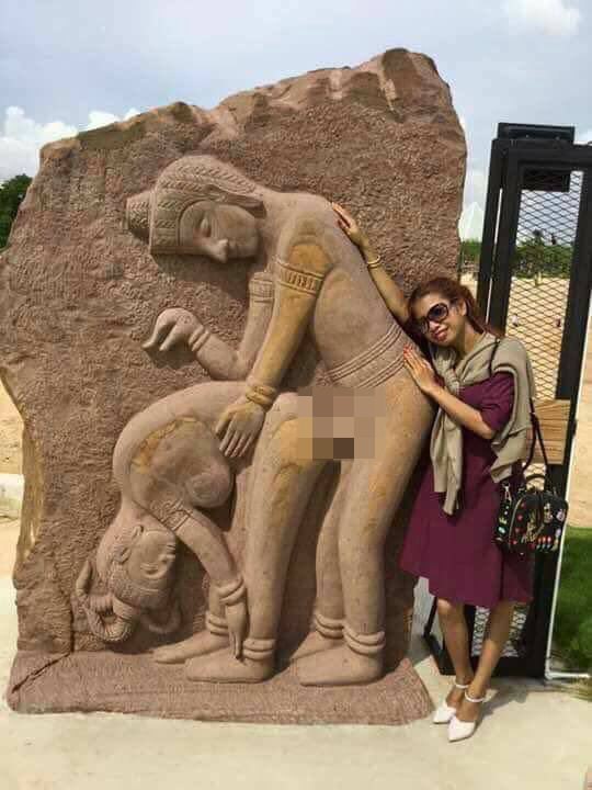 ถ่ายรูปกับรูปปั้น