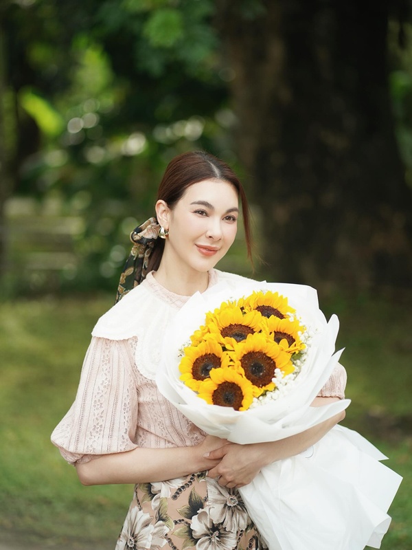 โบว์ เบญจวรรณ ได้ดอกไม้เซอร์ไพรส์