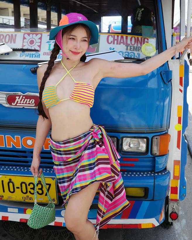 จันจิ จันจิรา โชว์แฟชั่นมิกซ์ แอนด์ แมตช์ ท่อนบนบิกินี่ ท่อนล่างผ้าขาวม้า