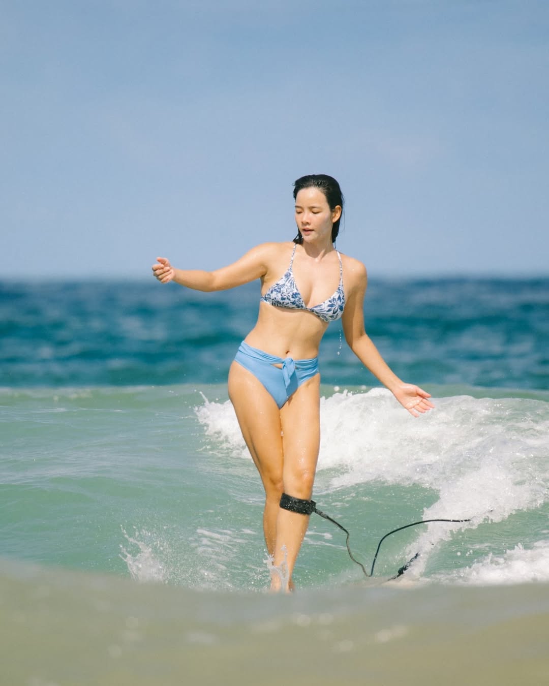 วาววา ณิชชา นุ่งทูพีซ โชว์หุ่น-หน้าสด เล่นเซิร์ฟบอร์ด