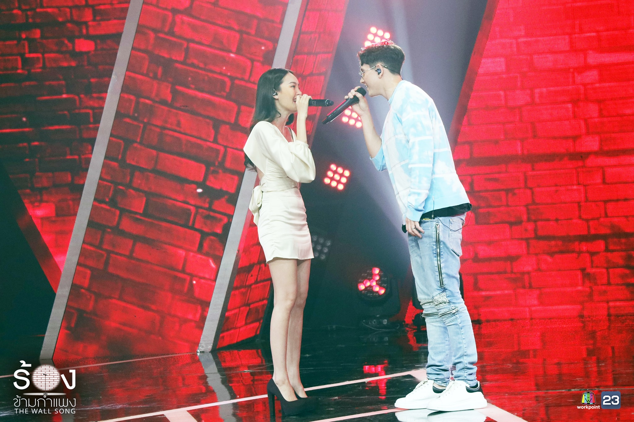 ร้องข้ามกำแพง