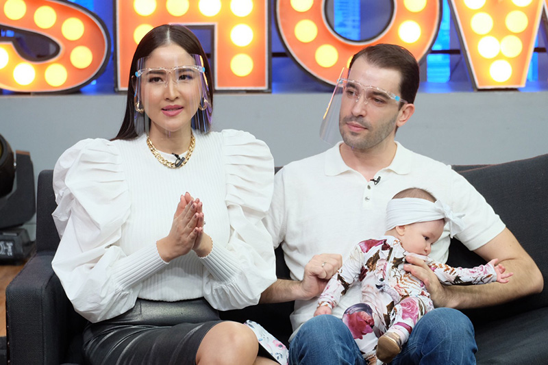 ภาพข่าว กวาง ฟ้ารุ่ง ควงสามีสุดหล่อ