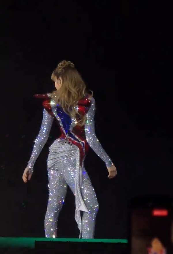 ชุด ลิซ่า ใส่ขึ้นคอนเสิร์ต BLACKPINK WORLD TOUR