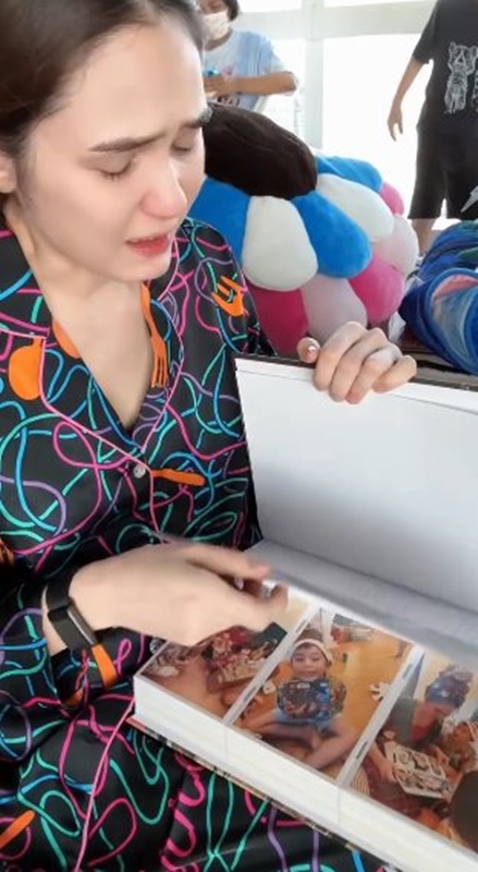 ชมพู่ อารยา แกะของขวัญจากเพื่อนซี้ พลอย ชวพร