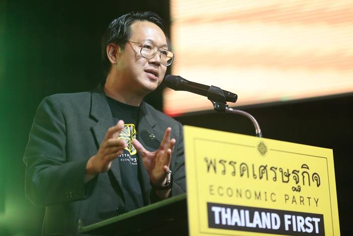 ประวัติ คริส โปตระนันทน์ 