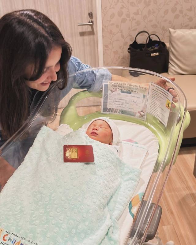 แอน ทองประสม เปิดภาพอุ้มเบบี๋ครั้งแรก