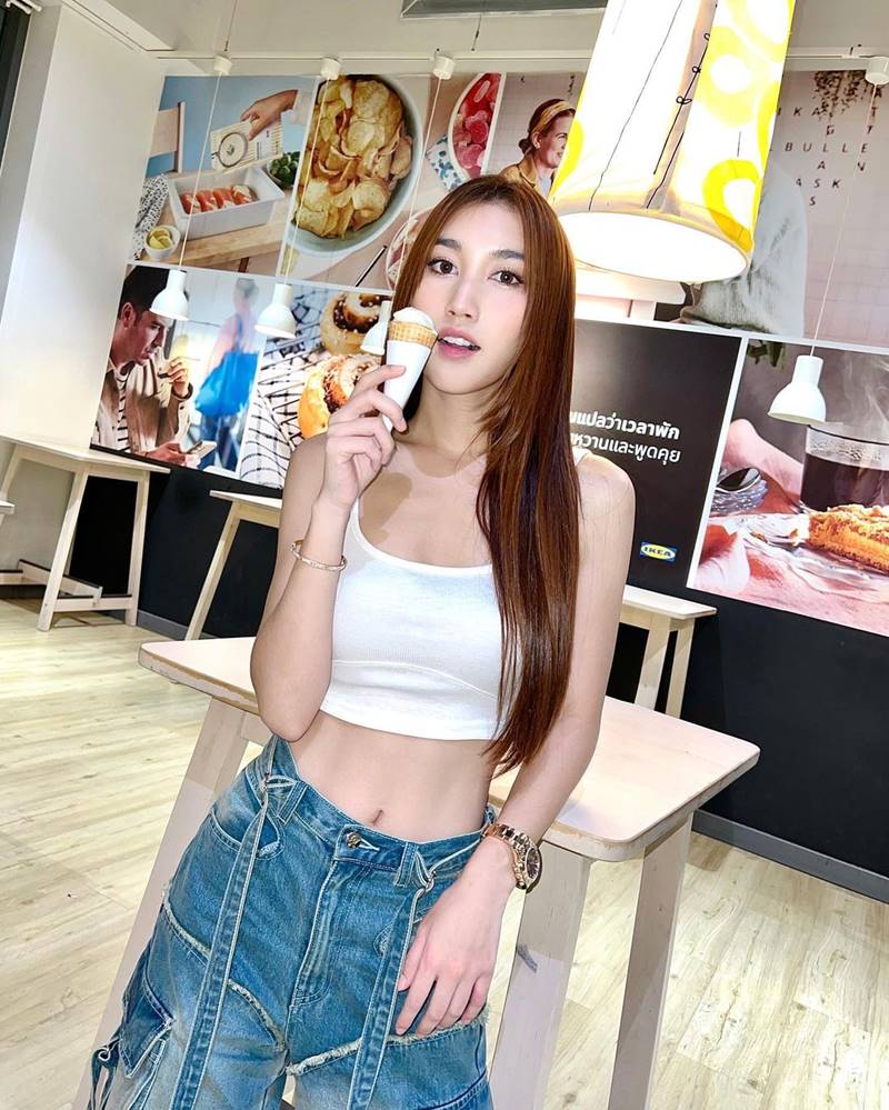  เบส รักษ์วนีย์