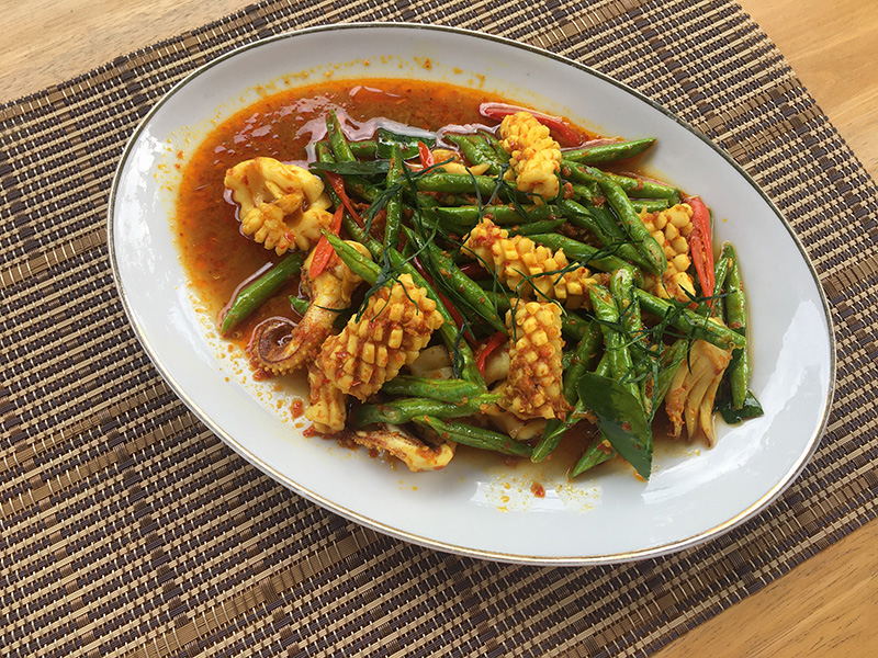 ผัดพริกแกงปลาหมึก เมนูปลาหมึก อาหารไทย สูตรอาหาร
