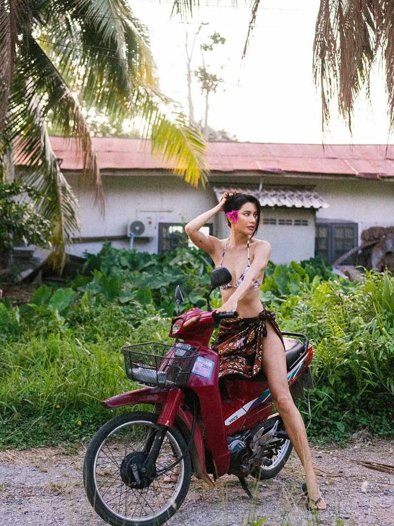 ปู ไปรยา ขี่มอเตอร์ไซค์