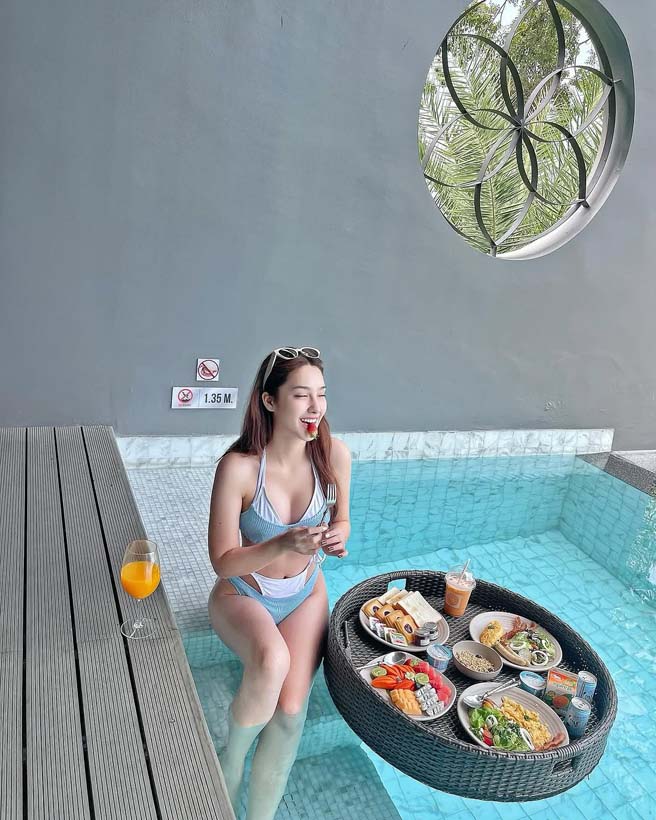 ฮาน่า ลีวิส โชว์แซ่บ นุ่งบิกินี่เล่นน้ำคลายร้อน รับซัมเมอร์สุดฮอต