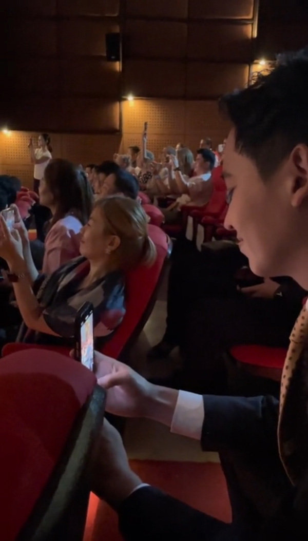 โมเมนต์อบอุ่น ต่าย ชุติมา ถ่ายคลิปรอยยิ้มของพ่อ ทิม พิธา