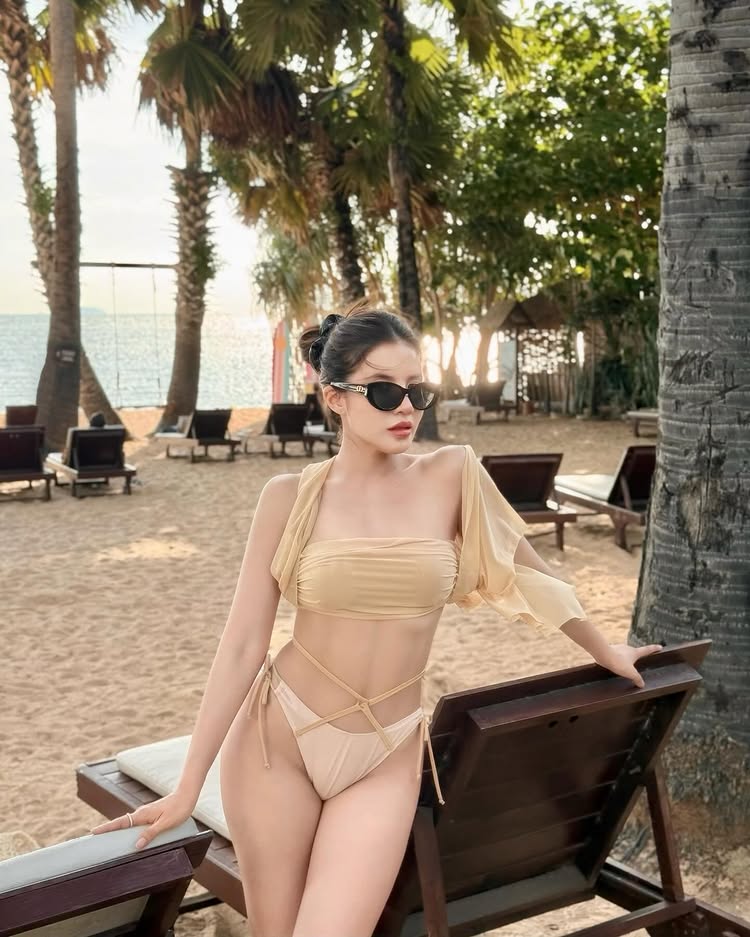 ใบเตย อาร์สยาม ใส่ทูพีซ โชว์หุ่นขาวเนียนริมทะเล