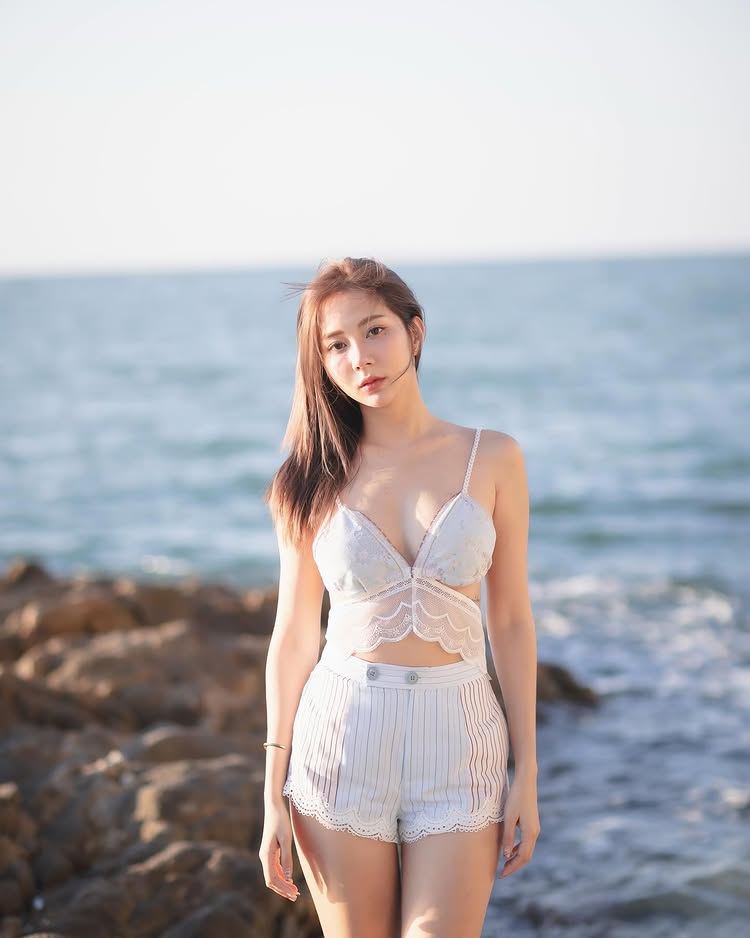 น้ำฝน ปริตา ดารา 7 สี นุ่งสั้น แชะภาพริมทะเล