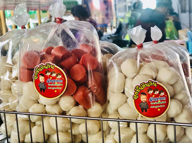 ลูกชิ้นยืนกิน