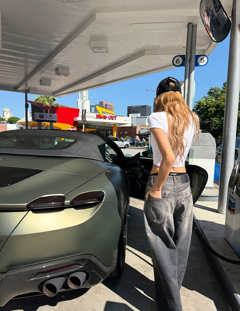 ลิซ่า BLACKPINK อวดโฉม Ferrari คันใหม่