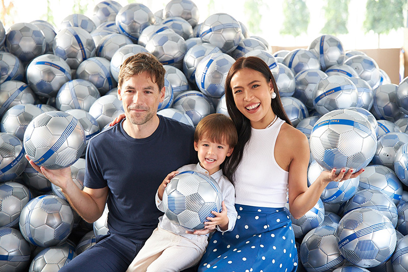 คิง เพาเวอร์ แจกลูกฟุตบอล วันเด็ก 2567