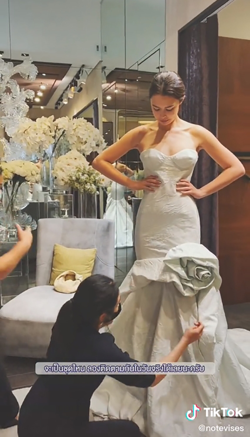 โน้ต วิเศษ พา แพทริเซีย กู๊ด ลองชุดเจ้าสาว