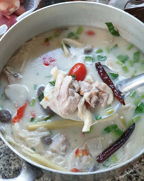 ต้มข่าไก่