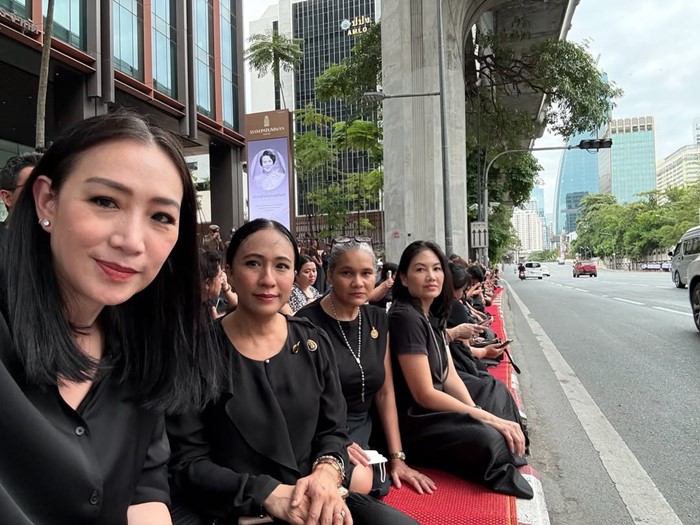 ดาราเฝ้าส่งเสด็จและร่วมถวายความอาลัย สมเด็จพระพันปีหลวง จาก รพ. จุฬาฯ ถึงพระบรมมหาราชวัง 