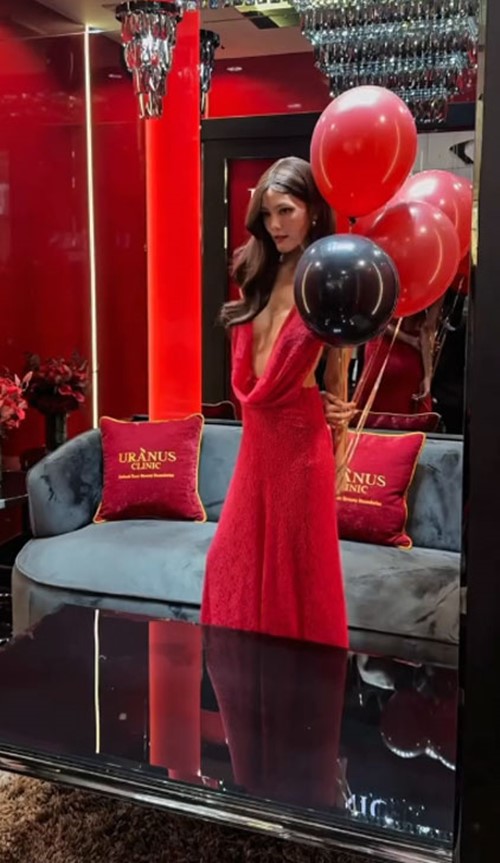 เจนี่ เทียนโพธิ์สุวรรณ ลุคใหม่ ชุดแดงแหวกอก พร้อมผมยาวสุดปัง แซ่บมากแม่ 