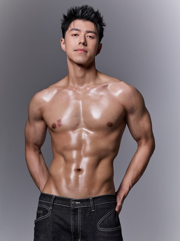 นาย ณภัทร  อวดหุ่นฟิตเปรี๊ยะ โชว์กล้ามแน่น