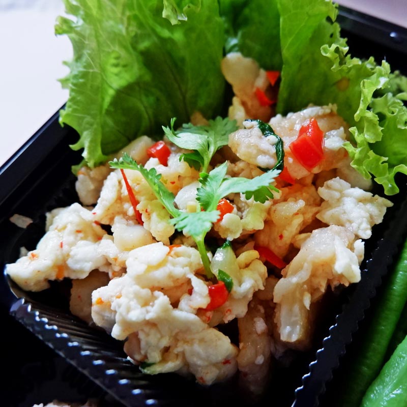 ผัดอกไก่ไข่ขาว