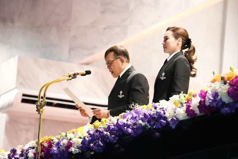 ในหลวง - พระราชินี เสด็จฯ ไปทรงเปิดการแข่งขันกีฬาซีเกมส์ ครั้งที่ 33