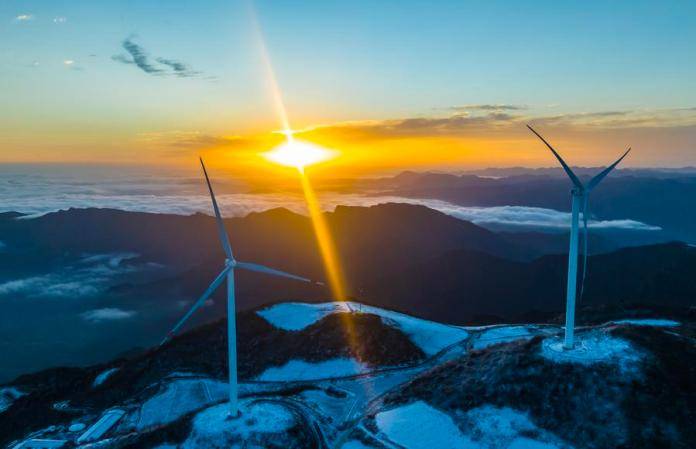 หมู่กังหันลม ตั้งเด่นกลางหิมะขาว-เมฆหมอกหนา สวยชวนฝันในหูเป่ย