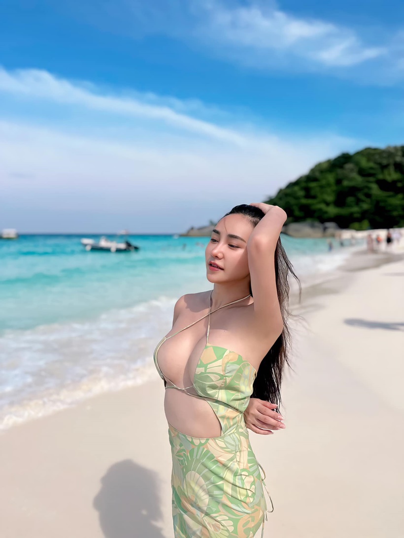 ชมพู่ ชลชญา