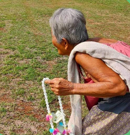 คุณยายถือพวงมาลัย