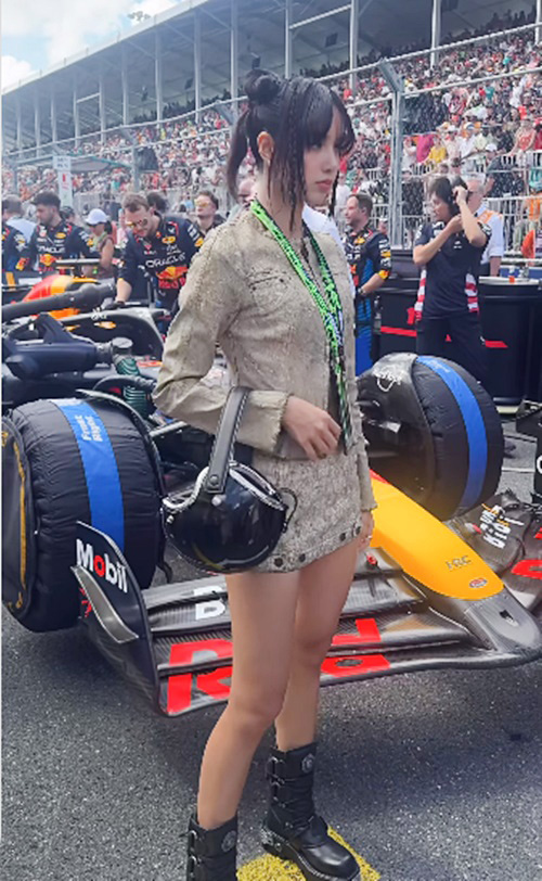 กระเป๋าหมวกกันน็อค ลิซ่า BLACKPINK