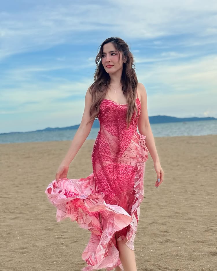 พิ้งค์กี้ สาวิกา กับชุดเที่ยวทะเลสุดเซ็กซี่ สีแดงแรงฤทธิ์ เร้าร้อนไม่แผ่ว