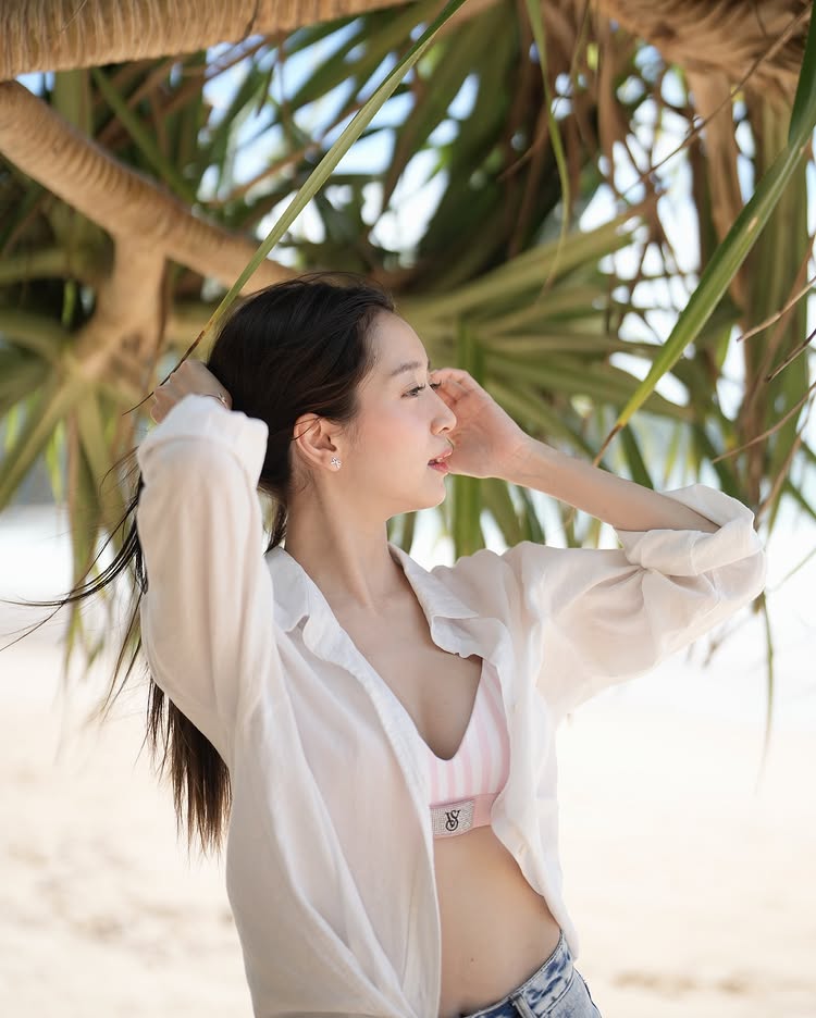 ชิงชิง คริษฐา แจกความสดใสริมทะเล สวมเสื้อเชิ้ตเห็นทูพีซด้านใน