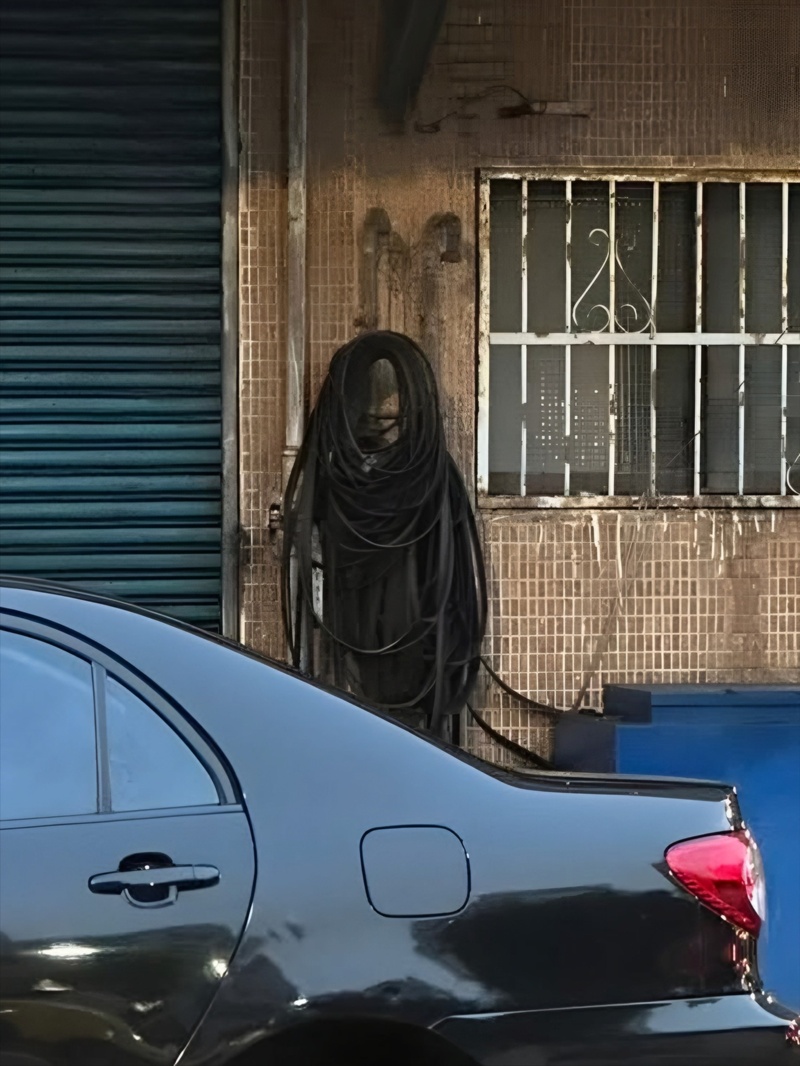 ยืนยิ้ม