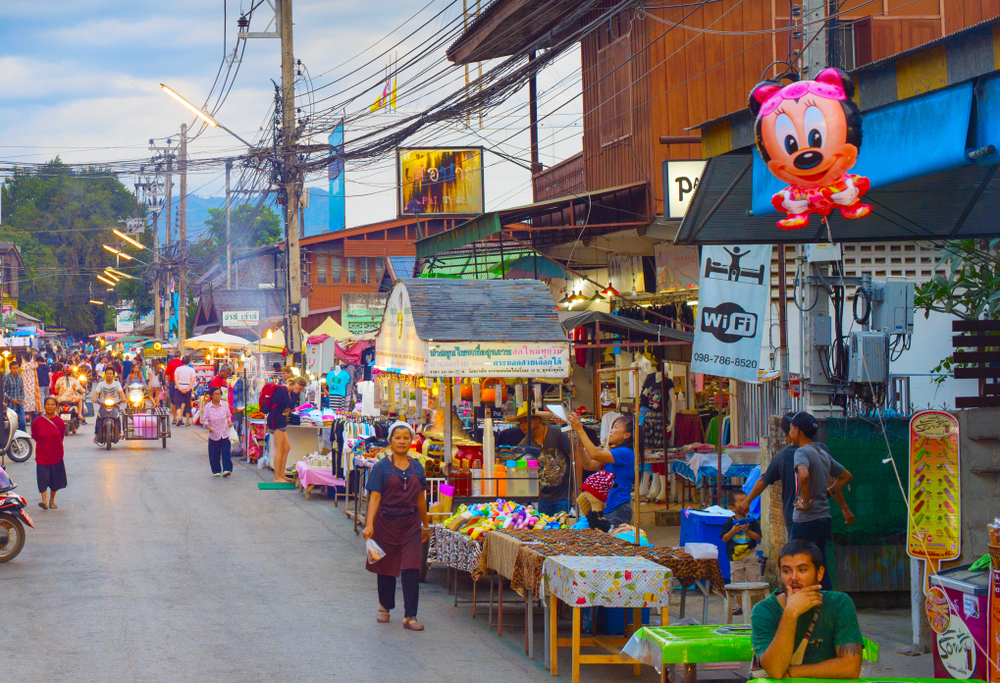 ถนนคนเดินปาย จะมีร้านค้าจำหน่ายสินค้าพื้นเมืองหัตถกรรมร่วมสมัย อาหารพื้นเมืองและอาหารนานาชาติหลากหลาย พร้อมการแสดงดนตรีพื้นเมือง
