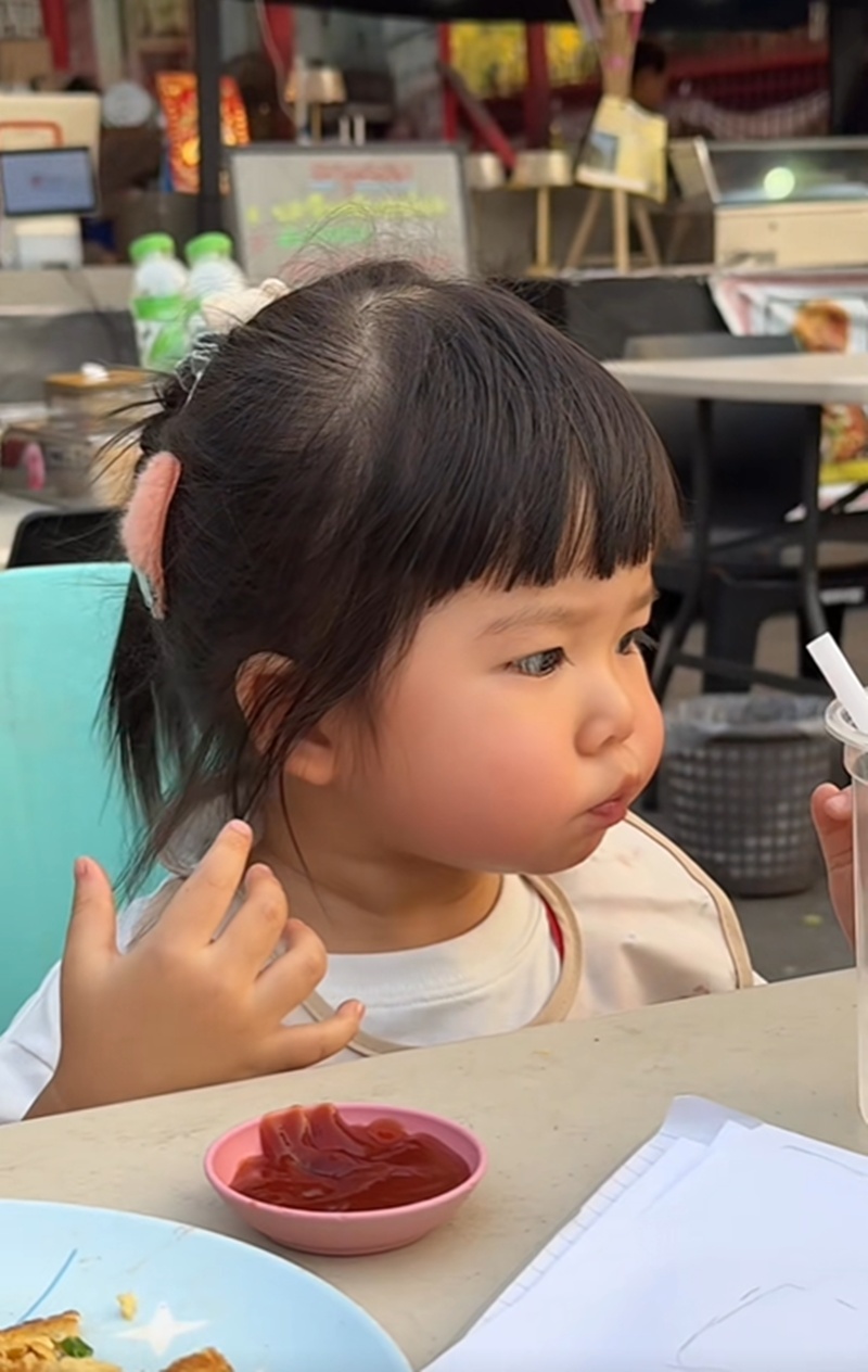 เด็กกินข้าว